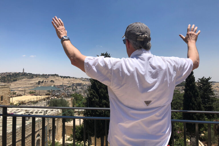 Tim prays in Jerusalm - 2018